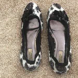 SimplyVera black and white flats
